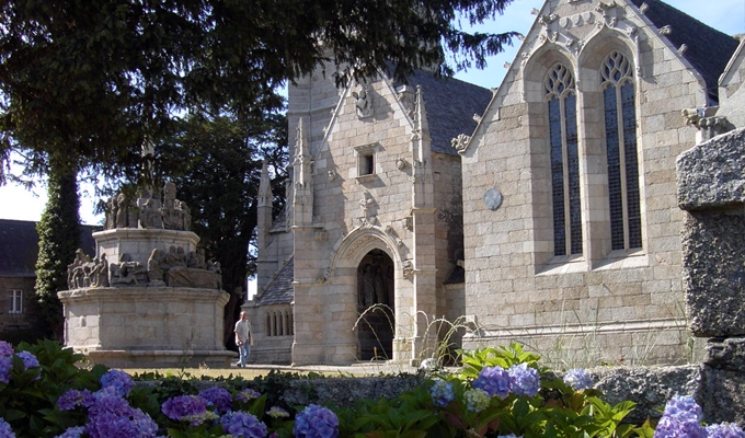 Eglise Notre Dame de Bon Secours (façade sud) et calvaire