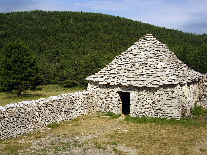 Jas des Terres-du-Roux  Redortiers (Alpes-de-Haute-Provence) : la cabane du berger.