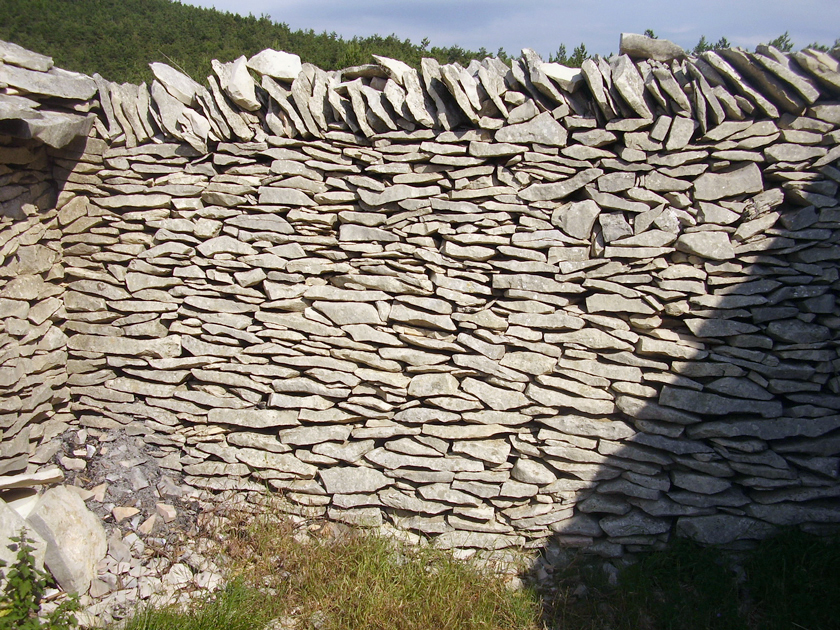 Jas des Terres-du-Roux  Redortiers (Alpes-de-Haute-Provence) : mur de clture du fond.