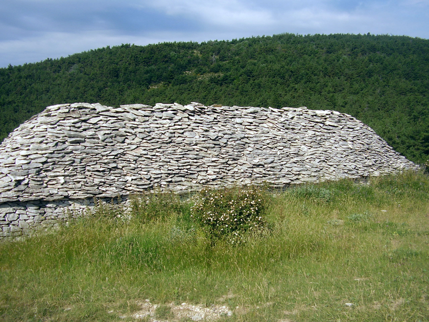 Jas des Terres-du-Roux  Redortiers (Alpes-de-Haute-Provence) : toit de lauses de la bergerie.